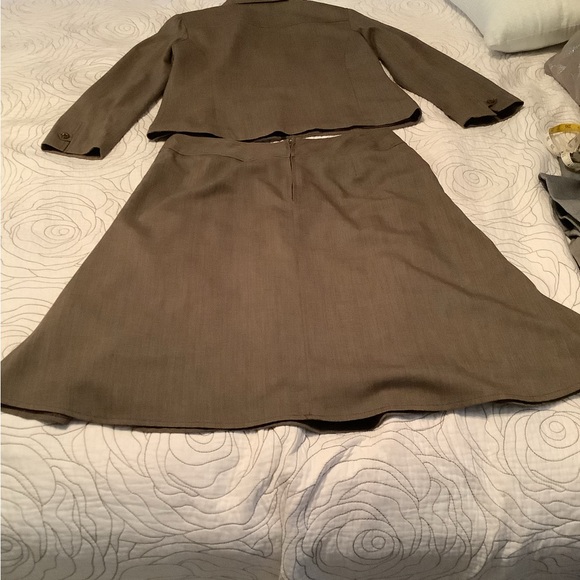 Ladies brown suit. - Picture 2 of 4